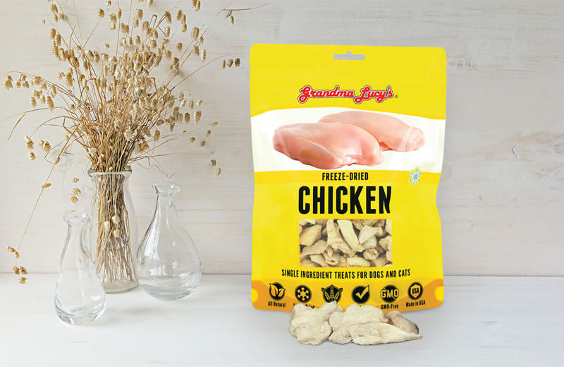 Single ingredient freeze-dried chicken treats for dogs and cats